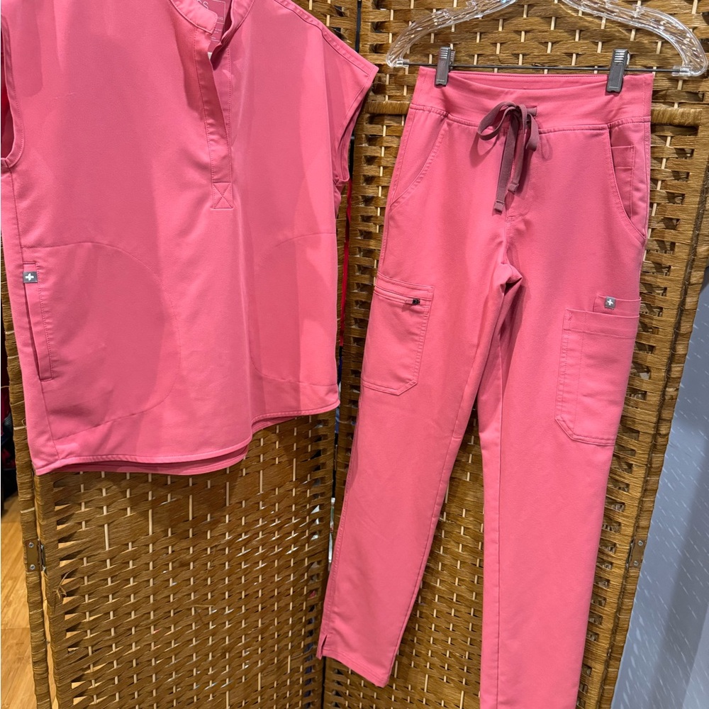 Figs Salmon Pink Relaxed Fit Scrub Suit, XXS/T
